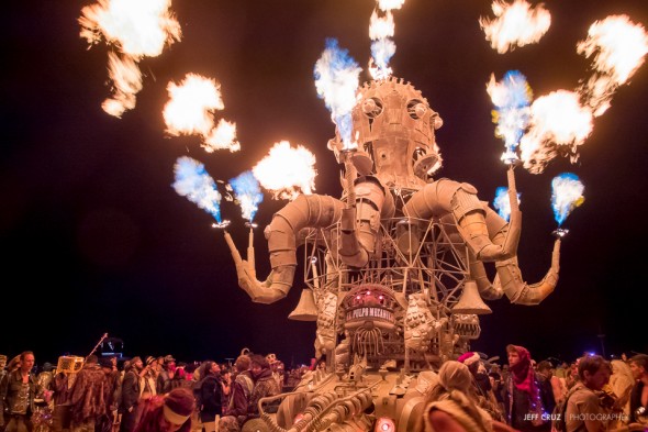 El Pulpo Mechanico lighting up the Playa as far as the eye can see